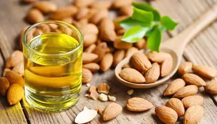 Almond oil: బాదం ఆయిల్ ఫేస్కు రాస్తున్నారా.. ఈ విషయాలు తప్పక తెలుసుకోండి..? Almond oil: బాదం ఆయిల్ ఫేస్కు రాస్తున్నారా.. ఈ విషయాలు తప్పక తెలుసుకోండి..?