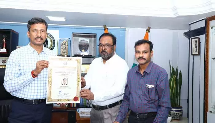 సింగరేణి సీఎండీ బలరామ్ కు ఐఐఐఈ పర్ఫార్మెన్స్ ఎక్స్లెన్స్ పురస్కారం సింగరేణి సీఎండీ బలరామ్ కు ఐఐఐఈ పర్ఫార్మెన్స్ ఎక్స్లెన్స్ పురస్కారం