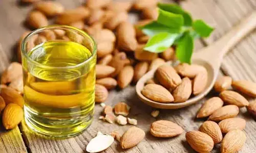 Almond oil: బాదం ఆయిల్ ఫేస్‌కు రాస్తున్నారా.. ఈ విషయాలు తప్పక తెలుసుకోండి..?