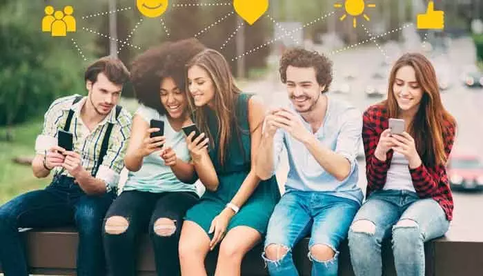 Social Media : సోషల్ మీడియా యువతలో ఒత్తిడిని పెంచుతుందా?.. నిపుణులు చెబుతున్నది ఇదే..! Social Media : సోషల్ మీడియా యువతలో ఒత్తిడిని పెంచుతుందా?.. నిపుణులు చెబుతున్నది ఇదే..!