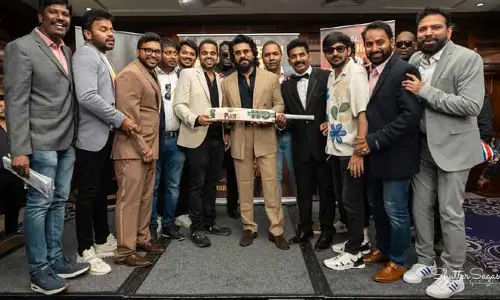 పెద్ది మానియా..  ప్రేమకు చిహ్నంగా దానిని గిఫ్ట్‌గా ఇచ్చిన యూకే ఫ్యాన్స్.. ఫొటోస్ వైరల్