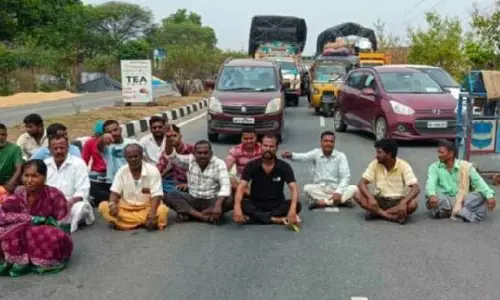 ఆర్మూర్లో రోడ్డెక్కిన రైతులు ...తడిసిన ధాన్యం కొనుగోలు చేయాలంటూ రాస్తారోకో