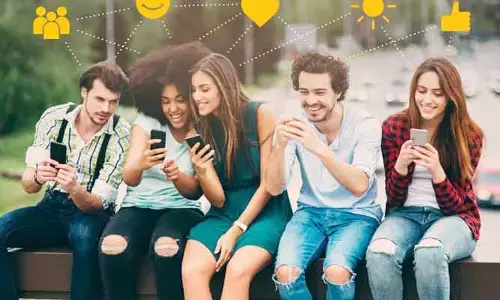 Social Media : సోషల్ మీడియా యువతలో ఒత్తిడిని పెంచుతుందా?.. నిపుణులు చెబుతున్నది ఇదే..!