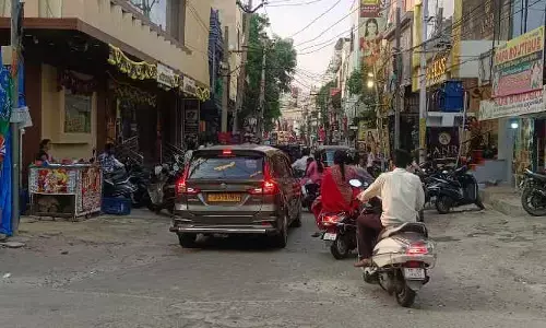 దర్జాగా రోడ్లు కబ్జా.. పట్టించుకోని జీహెచ్ఎంసీ అధికారులు, ట్రాఫిక్ పోలీసులు