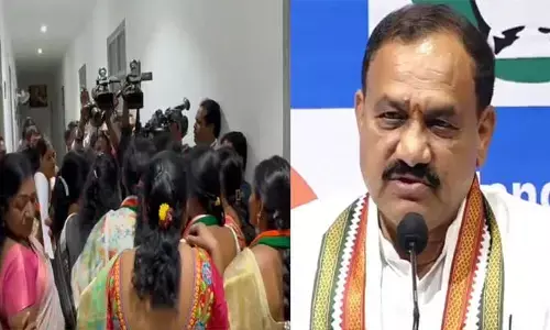 T Congress: పదవులన్నీ మీ బంధువులకేనా?.. గాంధీ భవన్ లో మహిళా కాంగ్రెస్ నేతల ఆందోళన
