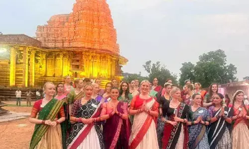 వెయ్యి స్తంభాల ఆలయాన్ని చేరుకున్న సుందరీమణులు.. చిన్నారుల స్వాగత గీతాలతో ఘన స్వాగతం..
