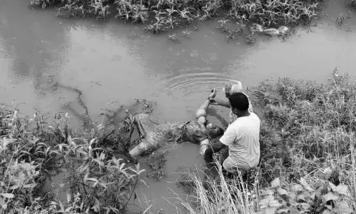 వాగులో మ‌హిళ‌ మృత‌దేహం ల‌భ్యం..