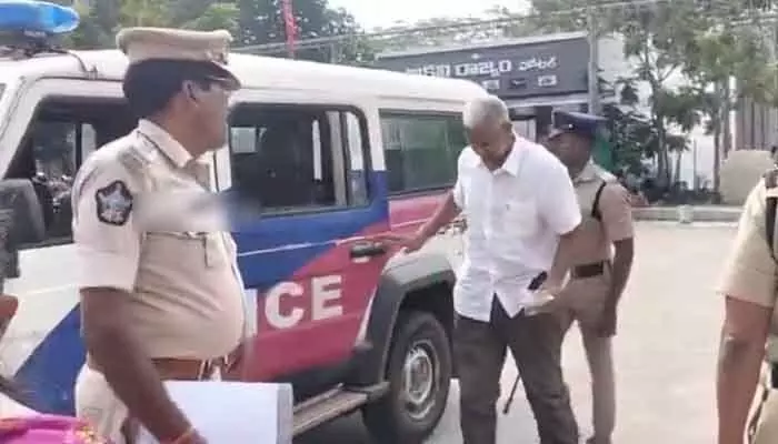 Vallabhaneni Vamsi: వల్లభనేని వంశీకి ముగిసిన వైద్య పరీక్షలు.. తిరిగి జైలుకు తరలింపు Vallabhaneni Vamsi: వల్లభనేని వంశీకి ముగిసిన వైద్య పరీక్షలు.. తిరిగి జైలుకు తరలింపు