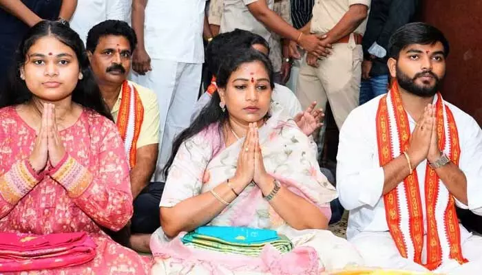 Vijayawada:కనకదుర్గమ్మను దర్శించుకున్న ఏపీ హోంమంత్రి Vijayawada:కనకదుర్గమ్మను దర్శించుకున్న ఏపీ హోంమంత్రి