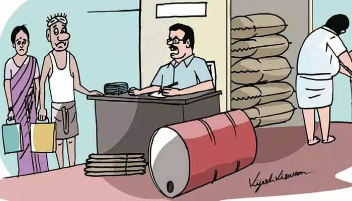 రేషన్లో మోసాల మాయాజాలం.. ఇవ్వాల్సింది 18 కిలోలు.. ఇచ్చింది 12 కిలోలు..! రేషన్లో మోసాల మాయాజాలం.. ఇవ్వాల్సింది 18 కిలోలు.. ఇచ్చింది 12 కిలోలు..!