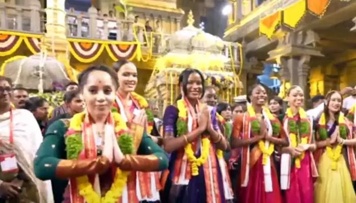 చీరకట్టులో యాదాద్రి ఆలయానికి ప్రపంచ సుందరీమణులు చీరకట్టులో యాదాద్రి ఆలయానికి ప్రపంచ సుందరీమణులు