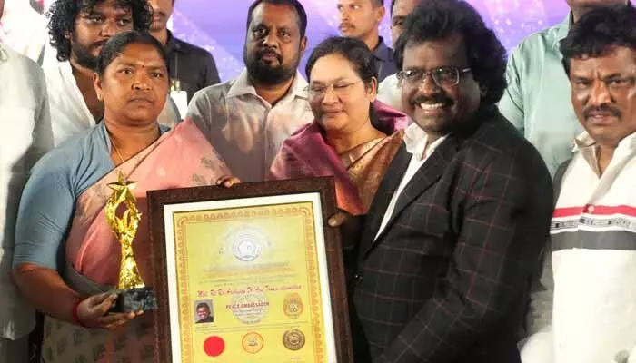 మతాన్ని రాజకీయాలకు వాడుకోవద్దు: మంత్రి సీతక్క మతాన్ని రాజకీయాలకు వాడుకోవద్దు: మంత్రి సీతక్క