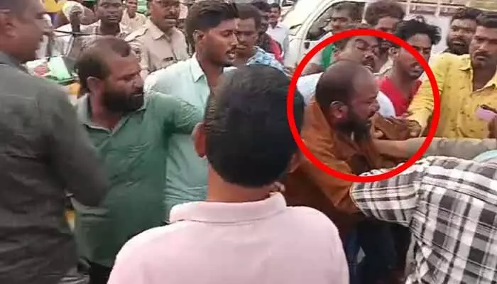 రైతుల ధర్నా.. కాంగ్రెస్ నాయకుడిని చితకబాదిన రైతులు.. రైతుల ధర్నా.. కాంగ్రెస్ నాయకుడిని చితకబాదిన రైతులు..