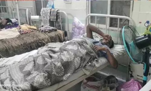 ప్రభుత్వ అసుపత్రిలో అడ్మిట్.. సొంత ఫ్యాన్ తెచ్చుకోవాల్సిందే..