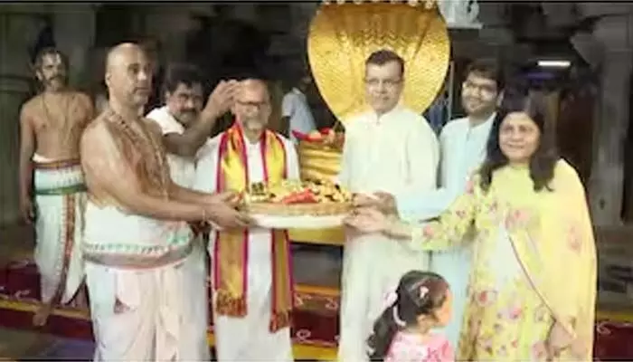 తిరుమల శ్రీవారికి విలువైన ఆభరణాలు బహుకరణ తిరుమల శ్రీవారికి విలువైన ఆభరణాలు బహుకరణ