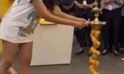 దీపం వెలిగించాలంటే విప్పాల్సింది ప్యాంట్ కాదు.. చెప్పులు.. ఆమెకు ఎవరైనా చెప్పండ్రా బాబు..  నెట్టింట వైరల్ అవుతున్న పోస్ట్