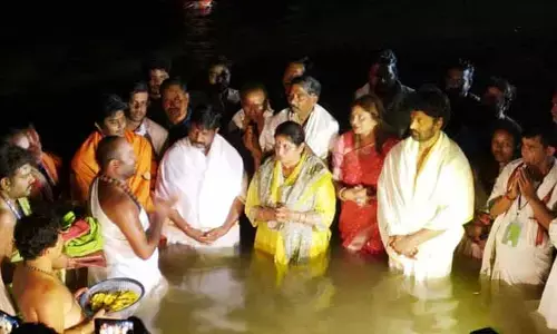 త్రివేణి సంగమంలో భక్త జన సందోహం.. పుష్కర స్నానాలచరించిన భట్టి దంపతులు