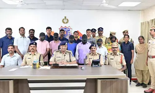 ఆదర్శ దంపతులు.. ఫేక్ సేల్ డీడ్స్ తో భూములకు ఎసరు.. పరేషాన్ లో ఓనర్ లు...