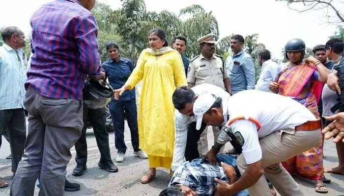 AP Home Minister:మానవత్వం చాటుకున్న హోంమంత్రి అనిత AP Home Minister:మానవత్వం చాటుకున్న హోంమంత్రి అనిత