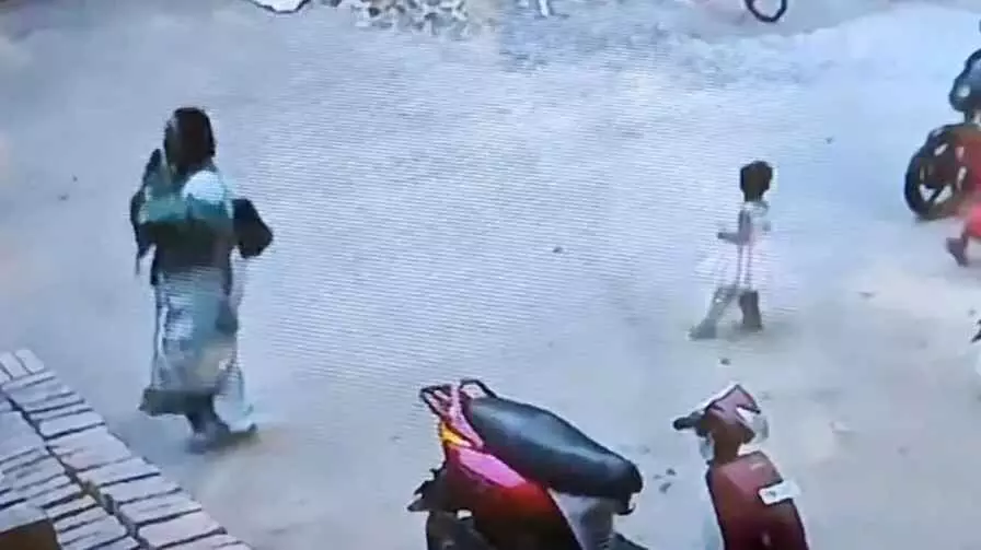 అనకాపల్లిలో కిడ్నాప్కు గురైన నాలుగేళ్ల చిన్నారి సేఫ్ అనకాపల్లిలో కిడ్నాప్కు గురైన నాలుగేళ్ల చిన్నారి సేఫ్