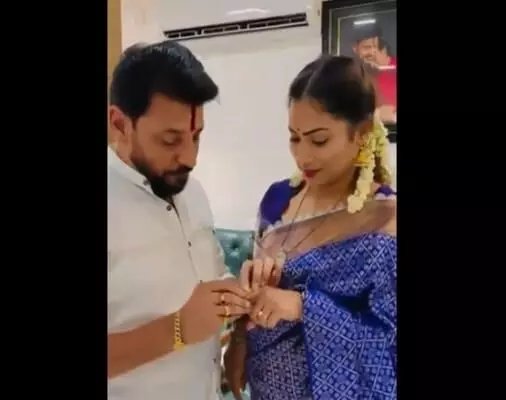 దువ్వాడ శ్రీనివాస్, దివ్వెల మాధురి ఎంగేజ్మెంట్.. వేలికి ఉంగరాలు తొడిగి.. నెట్టింట వీడియో హల్ చల్.. దువ్వాడ శ్రీనివాస్, దివ్వెల మాధురి ఎంగేజ్మెంట్.. వేలికి ఉంగరాలు తొడిగి.. నెట్టింట వీడియో హల్ చల్..