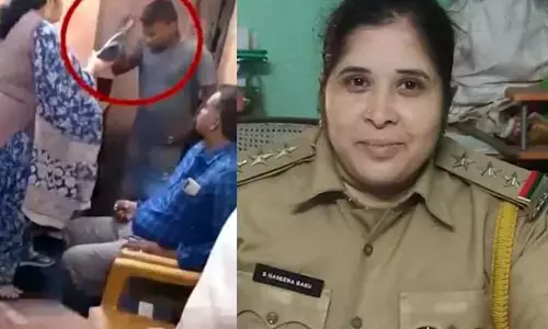 అవినీతి లెక్కల్లో తేడాలు.. అటెండర్‌ను చెప్పుతో కొట్టిన మహిళ సీఐ
