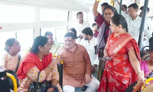 ఆర్టీసీ బస్సులో మహిళలతో మంత్రి ముచ్చట్లు! లక్డీకపూల్ వరకు ప్రయాణం.. వైరల్