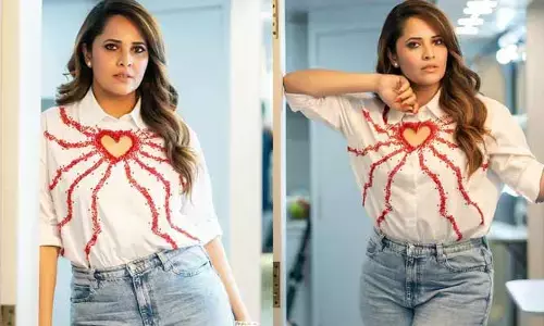 జీన్స్‌లో మెంటలెక్కిస్తున్న అనసూయ.. హార్ట్ సింబల్ ఇంకా కిందకి ఉంటే హీట్ పెరుగుతుంది కదా డార్లింగ్ అంటూ కామెంట్స్