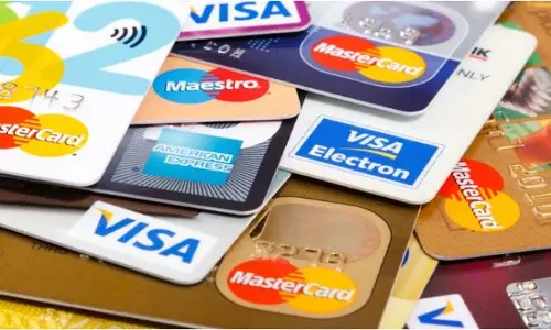 Debit card: డెబిట్ కార్డు వాడుతున్నారా?  ఈ తప్పు చేస్తే మీ అకౌంట్ లో డబ్బులు కట్ అవ్వడం ఖాయం