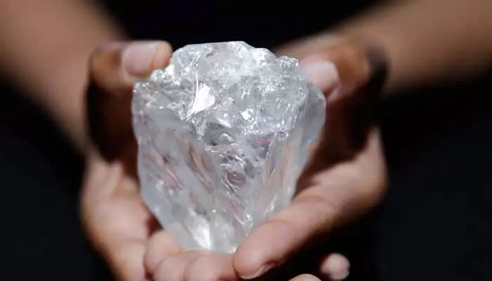 Diamonds: జొన్నగిరిలో వజ్రాలు.. ఎగబడిన జనం..? Diamonds: జొన్నగిరిలో వజ్రాలు.. ఎగబడిన జనం..?