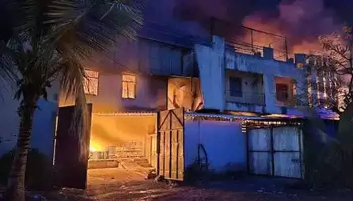 సోలాపూర్లో భారీ అగ్నిప్రమాదం.. నలుగురు మృతి సోలాపూర్లో భారీ అగ్నిప్రమాదం.. నలుగురు మృతి