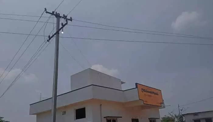 పగలే వెలుగుతున్న వీధి దీపాలు పగలే వెలుగుతున్న వీధి దీపాలు