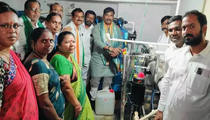 మంచినీటి శుద్ధికరణ కేంద్రం ప్రారంభించిన విప్ ఐలయ్య మంచినీటి శుద్ధికరణ కేంద్రం ప్రారంభించిన విప్ ఐలయ్య