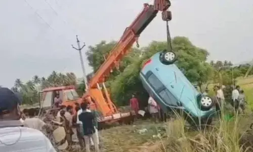 బావిలోకి దూసుకెళ్లిన కారు.. ముగ్గురు మృతి