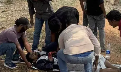 అదుపుతప్పిన కారు.. ఇద్దరికి గాయాలు