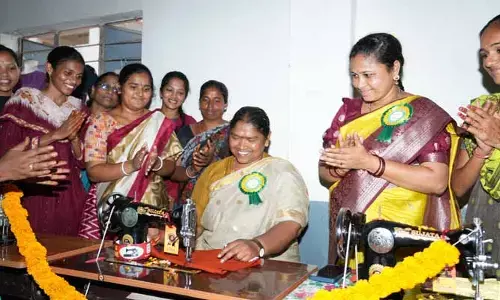 మహిళలు స్వయం ఉపాధితో ఆర్థికంగా ఎదగాలి : మంత్రి సీతక్క