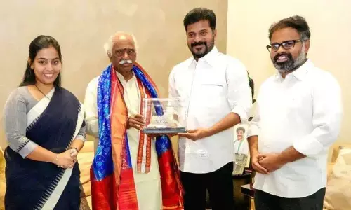 సీఎం రేవంత్ రెడ్డిని కలిసిన బండారు దత్తాత్రేయ