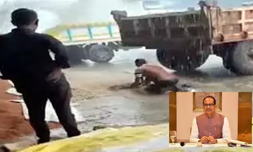 Viral Video : ఈ రైతు బాధ చూస్తే గుండె తరుక్కు పోవాల్సిందే
