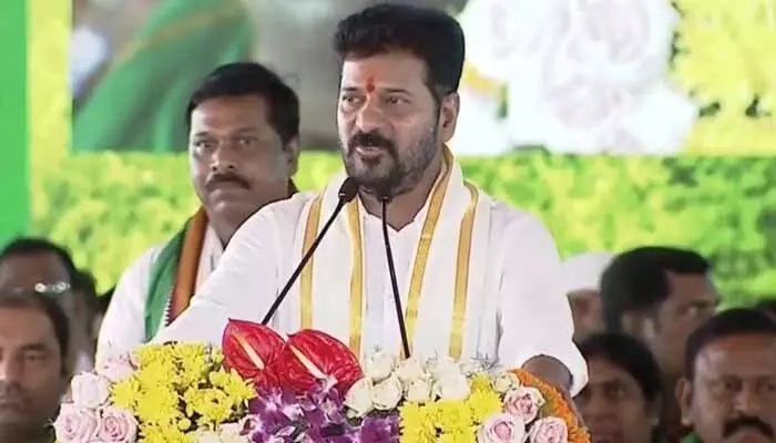 వరి వేస్తే ఉరే అన్న దొర.. తన పొలంలో వరి వేసి అమ్మిండు: సీఎం రేవంత్ సంచలన వ్యాఖ్యలు వరి వేస్తే ఉరే అన్న దొర.. తన పొలంలో వరి వేసి అమ్మిండు: సీఎం రేవంత్ సంచలన వ్యాఖ్యలు