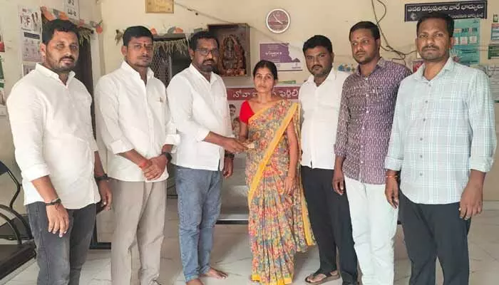 దిశ ఎఫెక్ట్: చిన్నారి వైద్యానికి ఆర్థిక సాయం దిశ ఎఫెక్ట్: చిన్నారి వైద్యానికి ఆర్థిక సాయం