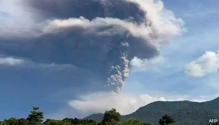 Volcano : ఇండోనేషియాలో బద్దలైన అగ్నిపర్వతం.. 6 కిమీల ఎత్తుకు ఎగిరిన బూడిద Volcano : ఇండోనేషియాలో బద్దలైన అగ్నిపర్వతం.. 6 కిమీల ఎత్తుకు ఎగిరిన బూడిద