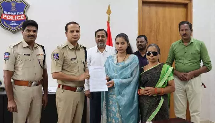 కారుణ్య నియామకాల్లో ఇద్దరికీ ఉద్యోగ ఉత్తర్వులు అందజేసిన ఎస్పీ కారుణ్య నియామకాల్లో ఇద్దరికీ ఉద్యోగ ఉత్తర్వులు అందజేసిన ఎస్పీ