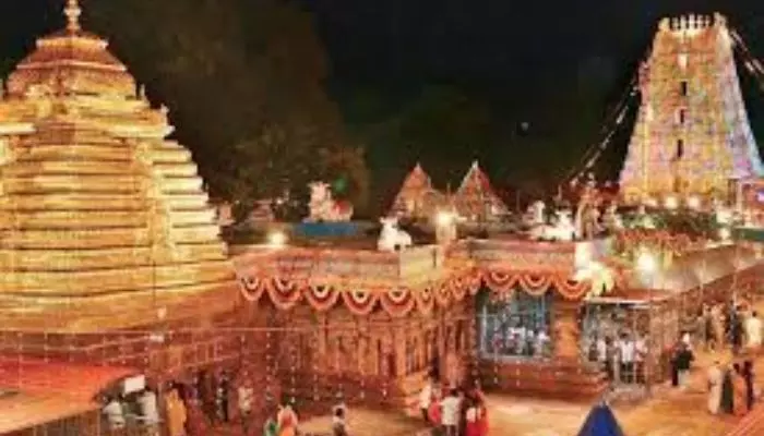 ఉచిత స్పర్శ దర్శనం.. శ్రీశైలానికి పొటెత్తిన భక్తులు ఉచిత స్పర్శ దర్శనం.. శ్రీశైలానికి పొటెత్తిన భక్తులు