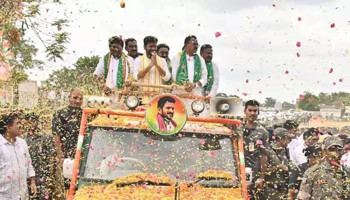 ‘నా ఊరు, నా వాళ్ల మధ్యకు ఎప్పుడు వెళ్లినా ఆ అనుభూతే వేరు’.. CM రేవంత్ భావోద్వేగ ట్వీట్ ‘నా ఊరు, నా వాళ్ల మధ్యకు ఎప్పుడు వెళ్లినా ఆ అనుభూతే వేరు’.. CM రేవంత్ భావోద్వేగ ట్వీట్