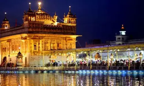 స్వర్ణదేవాలయంలో ఆయుదాలకు అనుమతి..కారణం ఇదే