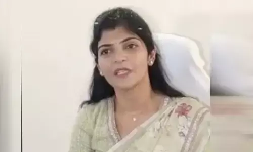 చిన్నారిపై రాజకీయ నేత అమానుషం: మహిళా కమిషన్ సీరియస్ వార్నింగ్