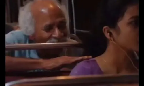 బస్సులో అమ్మాయిపై చేయి వేసి అక్కడ తాకిన ముసలోడు.. అందరూ చూస్తుండగానే మూడుసార్లు అలా చేసేసరికి.. తట్టుకోలేని అమ్మాయి చివరికి(వీడియో)