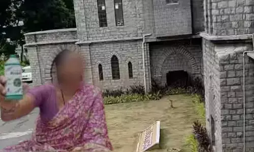 గుంటూరు కలెక్టరేట్ వద్ద కలకలం.. ఎలుకలు మందు తాగిన మహిళ