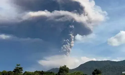 Volcano : ఇండోనేషియాలో బద్దలైన అగ్నిపర్వతం.. 6 కిమీల ఎత్తుకు ఎగిరిన బూడిద
