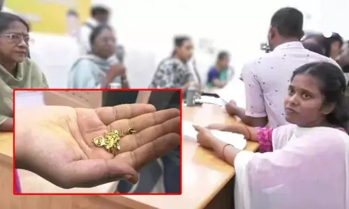 ఇదిగో నా చెవిదిద్దులు.. వీటిని తీసుకొని నాకు న్యాయం చేయండి